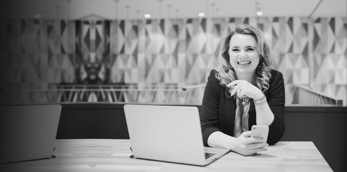 Ekonomia Zaufania Webinar za 0zł darmowy dla osób na liście email poprowadzi marta Krasnodebska założycielka marki Hakerki Sukcesu - siedzi przy stoliku, w długiej zielonej sukience za nią jest napis zaproszenie na webinar efekt hologramu