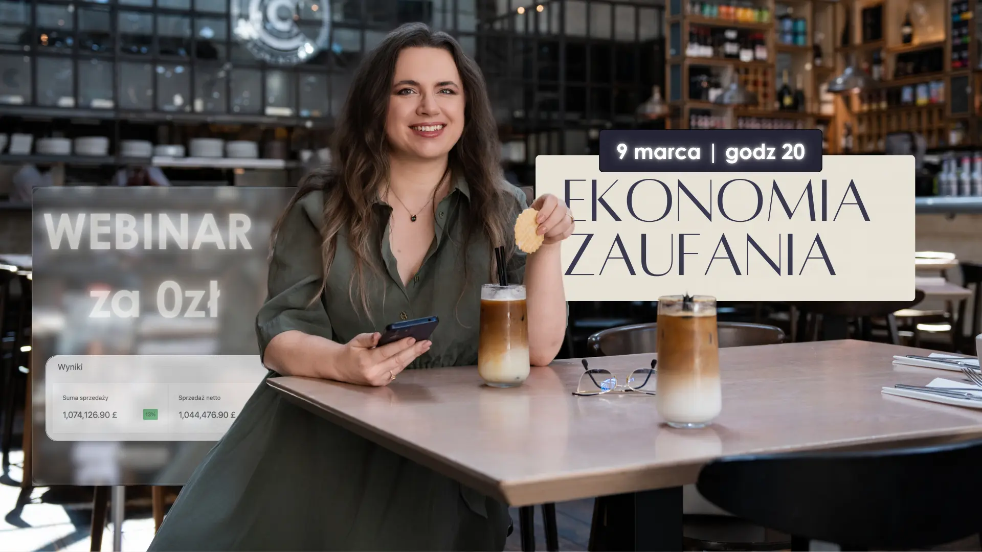 Ekonomia Zaufania Webinar za 0zł darmowy dla osób na liście email poprowadzi marta Krasnodebska założycielka marki Hakerki Sukcesu - siedzi przy stoliku, w długiej zielonej sukience za nią jest napis zaproszenie na webinar efekt hologramu
