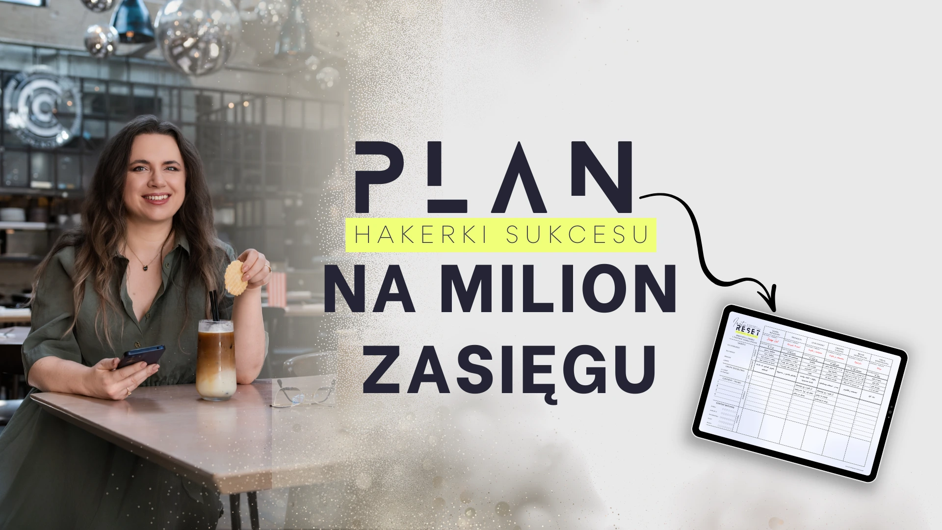 Ekonomia Zaufania Webinar za 0zł darmowy dla osób na liście email poprowadzi marta Krasnodebska założycielka marki Hakerki Sukcesu - siedzi przy stoliku, w długiej zielonej sukience za nią jest napis zaproszenie na webinar efekt hologramu